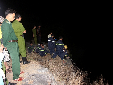 Cắm trại du xuân, một thanh niên rơi xuống vực sâu