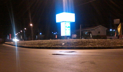 Vướng chống xe, 1 người bị ô tô cán chết