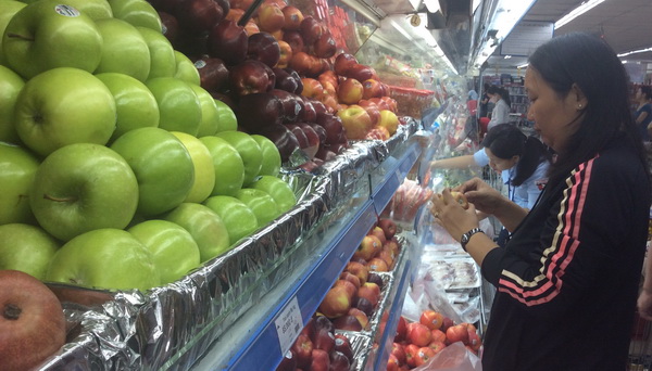 Siêu thị giảm giá hàng hóa và tặng quà đầu năm