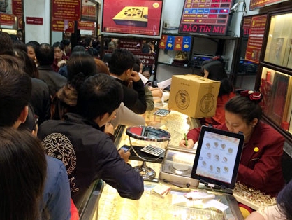 Vàng tăng giá, dân dồn dập mua cầu may