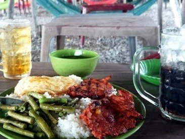 Đĩa cơm bình dân gần 100 000 đồng ven quốc lộ