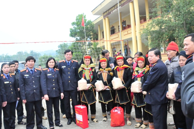 Tiến sỹ Trần Công Phàn, Phó Viện trưởng VKSNDTC cùng đoàn công tác trao quà cho các đồng bào dân tộc thiểu số xã Nghinh Tường, huyện Võ Nhai, Thái Nguyên.