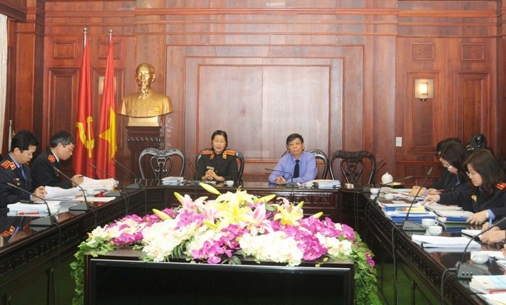  Các đồng chí Phó Viện trưởng VKSNDTC Nguyễn Thị Thủy Khiêm và Lê Hữu Thể chủ trì cuộc họp.