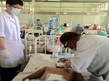 TP HCM Đi xe máy qua dây phơi bị cứa đứt khí quản