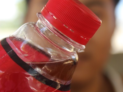 Phát hiện 6 chai Dr Thanh có ruồi, cỏ, rác, lông