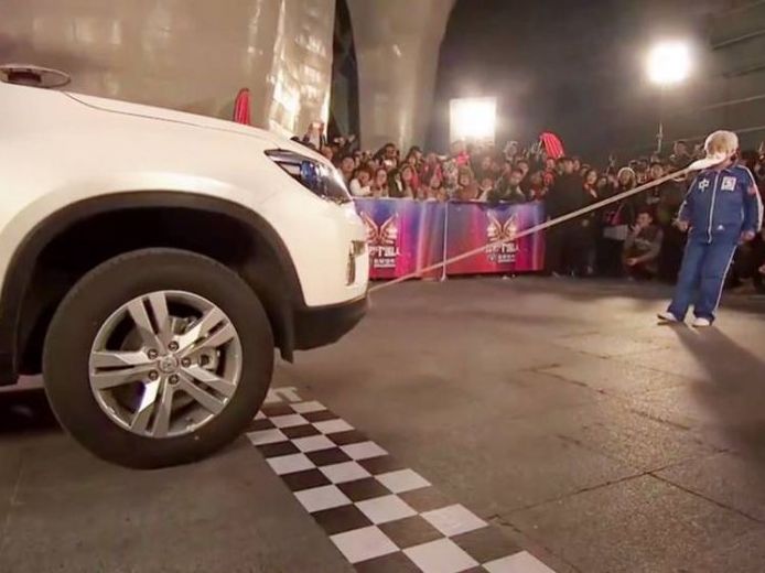 Cụ bà 81 dùng răng kéo xe hơi