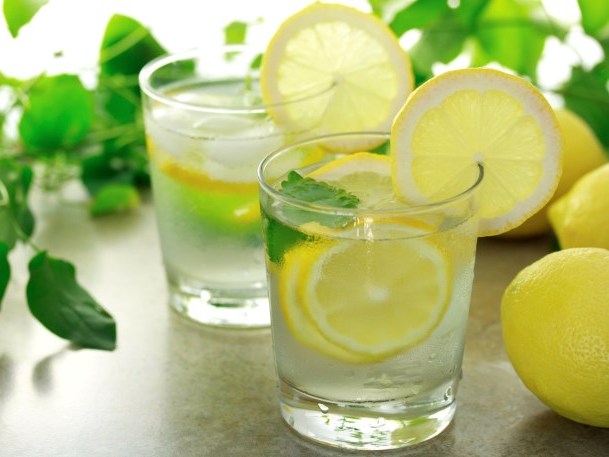 Lợi ích bất ngờ từ nước chanh ấm mỗi sáng