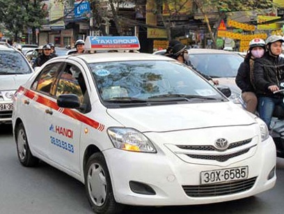 Mưa phùn kéo dài, taxi tha hồ chém khách