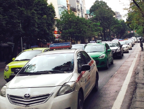 Xăng dầu tăng giá Doanh nghiệp vận tải chưa tăng cước