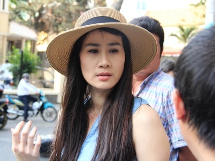 Người đẹp Thân Thúy Hà gặp nạn trên phố Sài Gòn