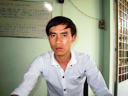 Hiếp dâm thiếu nữ giữa rừng cao su rồi nhắn tin khoe bạn