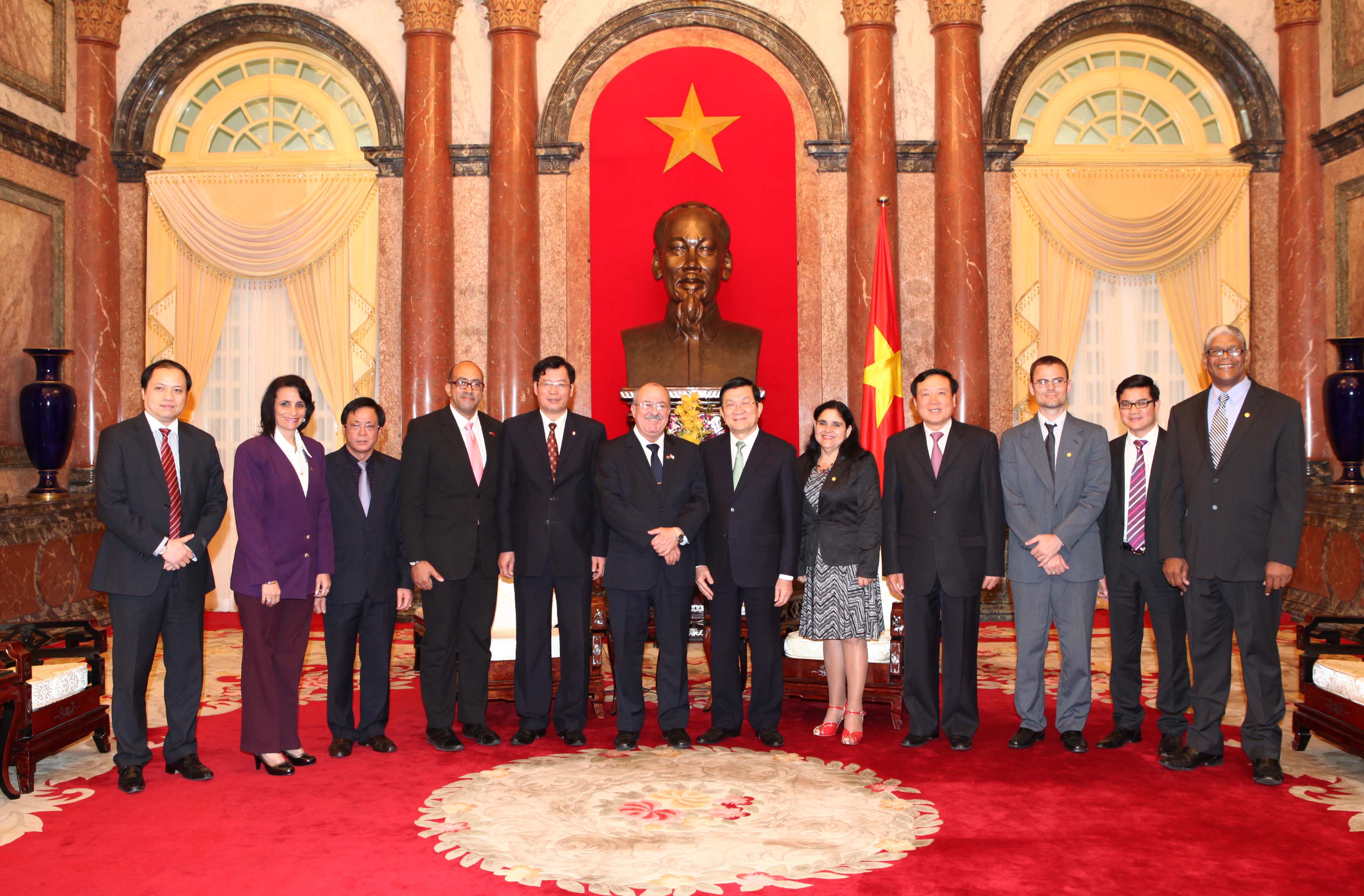 Đoàn đại biểu cấp cao Viện kiểm sát tối cao Cuba chụp ảnh lưu niệm cùng Chủ tịch nước Trương Tấn Sang và Lãnh đạo VKSNDTC