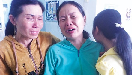 Chị Hà (giữa) đau xót nhìn con trai 2 tháng tuổi lần cuối tại Khoa Hồi sức tích cực - chống độc, Bệnh viện Nhi đồng 1 TPHCM. Ảnh: Quốc Ngọc.
