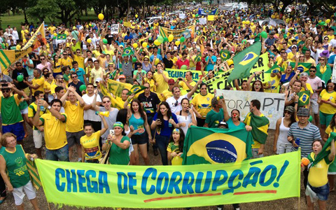 Người dân Brazil tuần hành hôm 15/3 (ảnh: Globo.com)