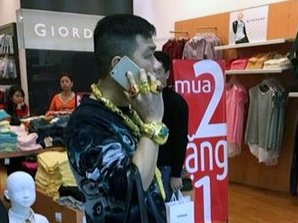 Hà Nội Người đàn ông đeo đầy vàng trên người gây xôn xao