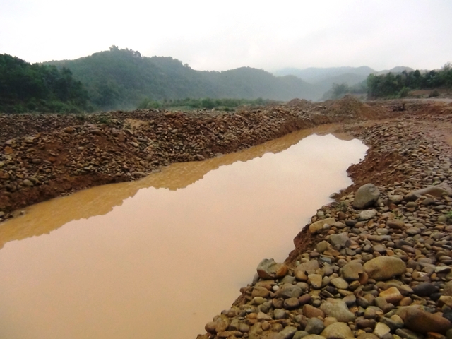 Trên sông Tiên Yên có đoạn bị cát tặc múc thành ao