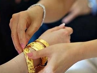 Đêm tân hôn, mẹ chồng đập cửa đòi vàng