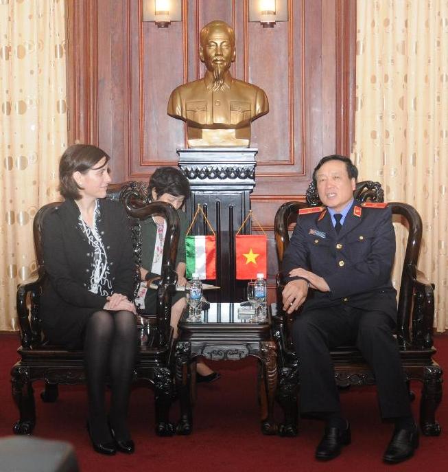  Viện trưởng VKSNDTC Nguyễn Hòa Bình tiếp bà Torda Eszter, Đại sứ đặc mệnh toàn quyền Hungary tại Việt Nam.