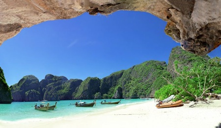  Đảo Phi Phi là quần đảo lớn thuộc miền Nam Thái Lan, nổi tiếng với nhiều hoạt động du lịch và được coi là một trong những bãi biển sạch nhất thế giới.