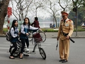 Hà Nội Yêu cầu học sinh đội mũ bảo hiểm khi đi xe đạp điện