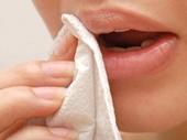 Hiểm họa khi dùng giấy vệ sinh lau miệng