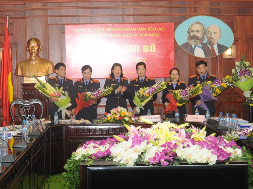 Đồng chí Nguyễn Thị Thuỷ Khiêm, Bí thư Đảng ủy, Phó Viện trưởng VKSNDTC chúc mừng Ban Chi ủy mới.