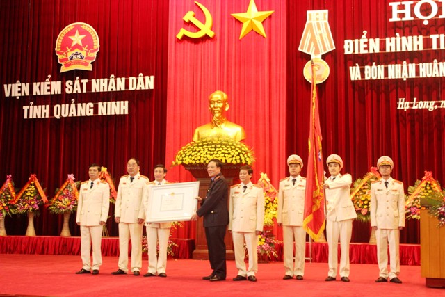 Thừa ủy quyền của Chủ tịch nước, đồng chí Nguyễn Hòa Bình, Viện trưởng VKSNDTC trao Huân chương Độc lập hạng Nhất cho VKSND tỉnh Quảng Ninh.