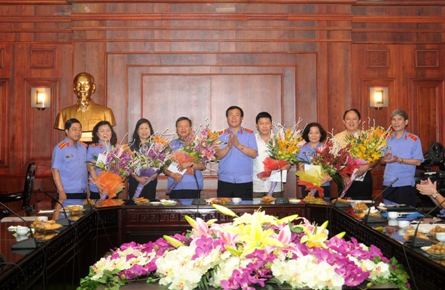 Đồng chí Nguyễn Hải Phong, Phó Viện trưởng VKSNDTC tặng hoa các đồng chí cán bộ, công chức nghỉ chế độ hưu trí tại buổi gặp mặt.