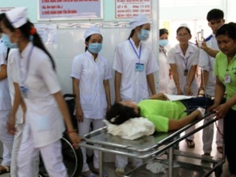 Hàng trăm công nhân ngộ độc thực phẩm do thức ăn nhiễm tụ cầu vàng