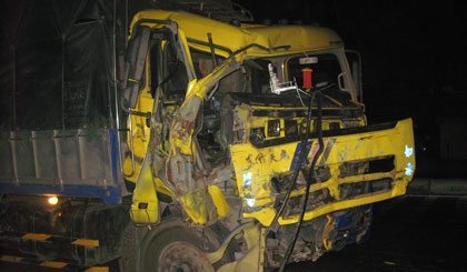 Xe tải va chạm, tài xế thoát chết