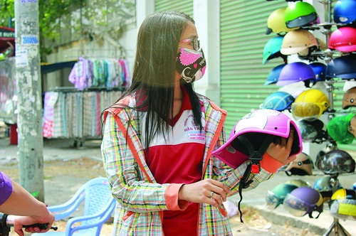 Mũ bảo hiểm dỏm nhan nhản, thách thức cơ quan chức năng