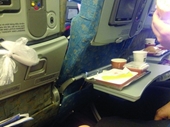 Vietnam Airlines Giữ khay để thức ăn bằng… túi ni lông