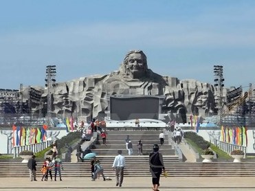 Khắc phục gạch bong trước sân tượng đài Mẹ Việt Nam Anh hùng