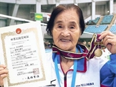 Cụ bà 100 tuổi người Nhật Bản lập kỷ lục sau khi bơi 1 500m