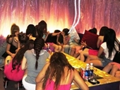 Hàng chục nữ tiếp viên mặc thiếu vải trong nhà hàng karaoke trá hình