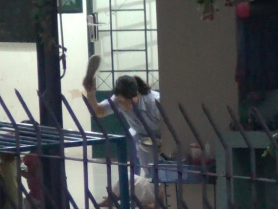 Hành hạ trẻ HIV trong bữa ăn