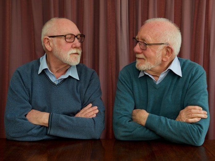 Kinh ngạc trước hai người đàn ông xa lạ giống nhau như hai giọt nước