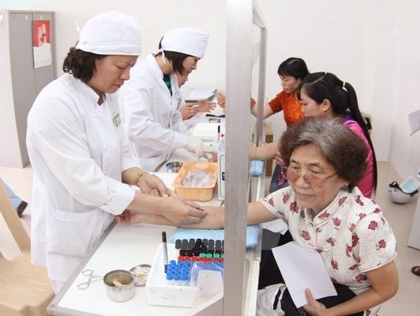 Điều chỉnh giá dịch vụ y tế Chấm dứt tình trạng 2 loại giá