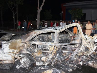 Xe Camry đâm tứ tung rồi bốc hỏa, tài xế chết cháy