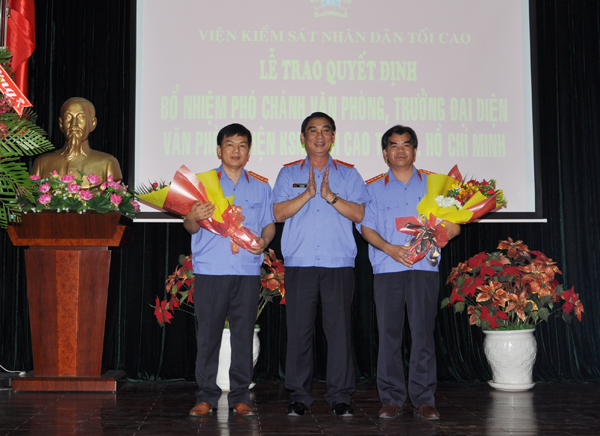 Đại diện đơn vị trực thuộc VKSND tối cao chúc mừng đồng chí Nguyễn Công Sinh