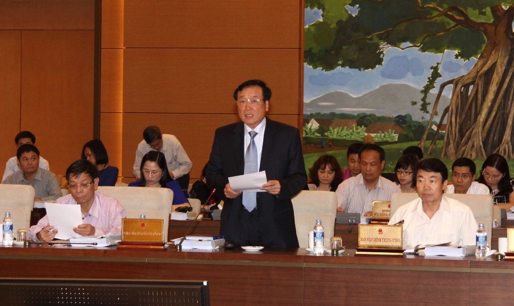  Viện trưởng VKSNDTC Nguyễn Hòa Bình trình bày Tờ trình về dự án Bộ luật tố tụng hình sự (sửa đổi) tại phiên họp.