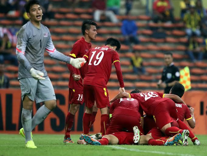 Giấc mơ HCV SEA Games và cảnh vừa xay lúa vừa bế em của HLV Miura