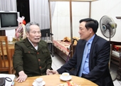Viện trưởng VKSNDTC Nguyễn Hòa Bình thăm hỏi và tặng quà cán bộ lão thành cách mạng