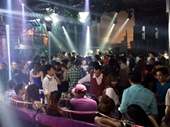 300 dân chơi Sài Gòn nháo nhào bỏ chạy khi cảnh sát đột kích bar