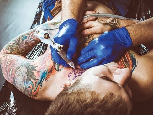 Những cảnh báo về sức khỏe trước khi lựa chọn việc xăm mình