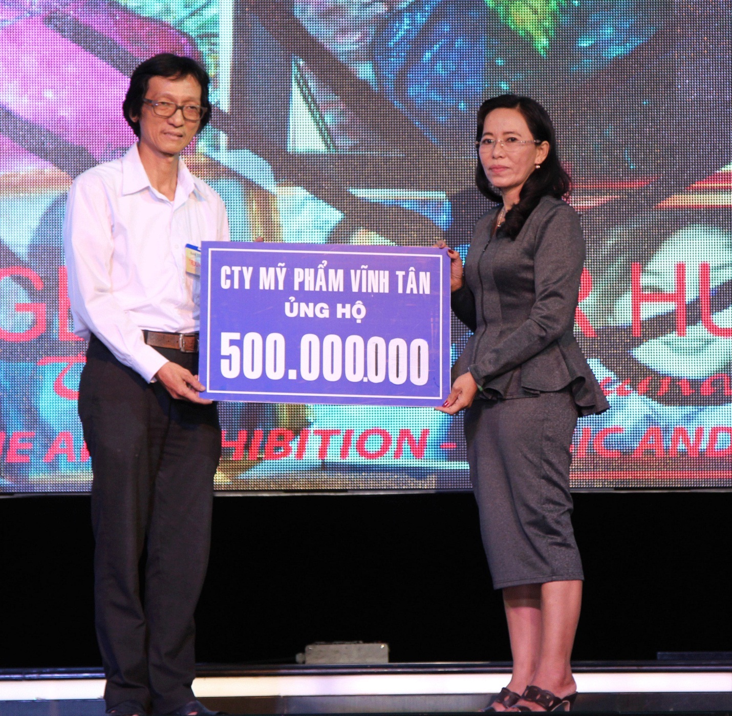 Bà Võ Thị Liễu trao tặng bảng tiền cho họa sĩ Lê Phương