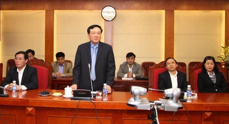  Viện trưởng VKSNDTC Nguyễn Hòa Bình báo cáo kết quả phối hợp giữa hai cơ quan tại buổi làm việc.