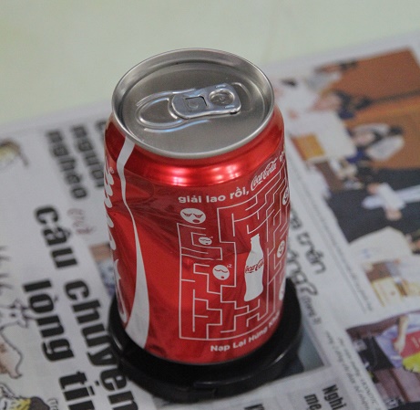 Lon Coca Cola nguyên vỏ nhưng không có ruột