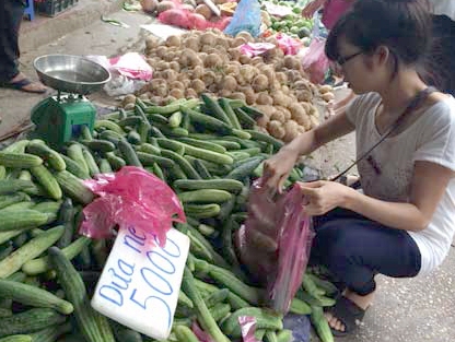 Hoa quả 5 000 đồng kg đổ đống khắp vỉa hè Hà Nội