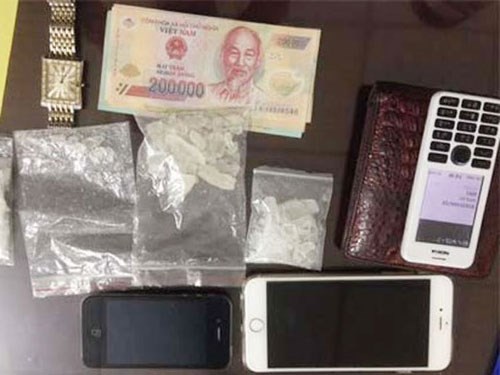 Đi xe không giấy tờ, ôm ma túy đá